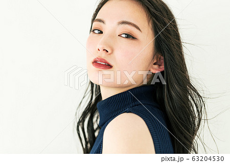 アンニュイな表情をした日本人女性のビューティーイメージ 63204530
