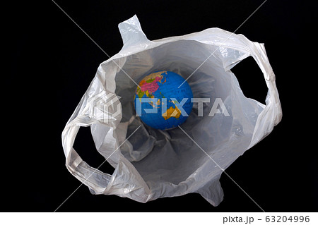 環境イメージ　レジ袋と地球儀 63204996