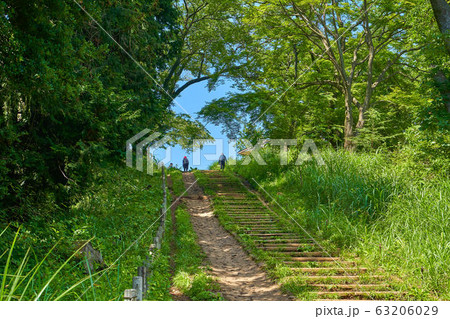 東京八王子市の高尾山から小仏城山に向かう途中の一丁平展望台への階段 東京八王子市の高尾山から小仏城山に向かう途中の一丁平展望台への階段 63206029