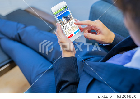 スマートフォンで住宅情報のネット検索 63206920