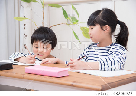 リビングで勉強をする小学生の子供 63206922