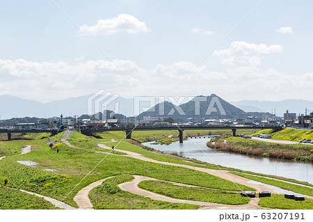 遠賀川河川敷の菜の花と筑豊富士（ボタ山）　福岡県飯塚市 63207191