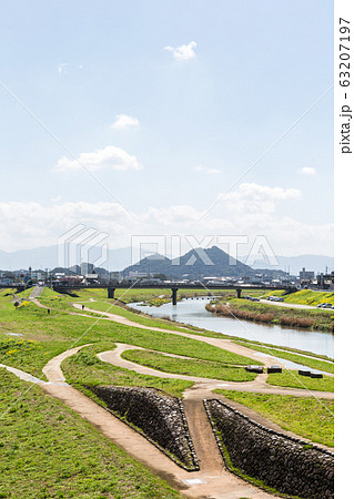 遠賀川河川敷の菜の花と筑豊富士(ボタ山) 福岡県飯塚市 遠賀川河川敷の菜の花と筑豊富士(ボタ山) 福岡県飯塚市 63207197
