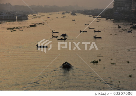 バングラデシュのダッカ 美しい朝日と古い街並み ブリゴンガ川沿いに停留する客船 川を行き交う大小の船 バングラデシュのダッカ 美しい朝日と古い街並み ブリゴンガ川沿いに停留する客船 川を行き交う大小の船 63207606