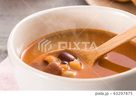 ほんわか湯気の立つ、ミネストローネスープのアップ ほんわか湯気の立つ、ミネストローネスープのアップ 63207875