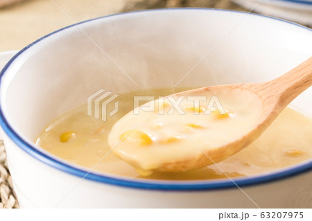 スプーンですくった、コーンクリームスープのアップ スプーンですくった、コーンクリームスープのアップ 63207975