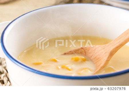 スプーンですくった、コーンクリームスープのアップ スプーンですくった、コーンクリームスープのアップ 63207976