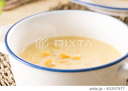 スプーンですくった、コーンクリームスープのアップ スプーンですくった、コーンクリームスープのアップ 63207977