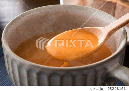 ほんわか湯気の立つ、オマール海老のビスクスープのアップ 63208161