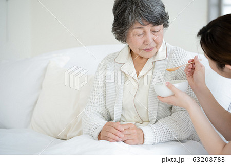 介護　シニア　食事 63208783