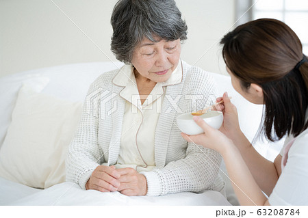 介護　シニア　食事 63208784