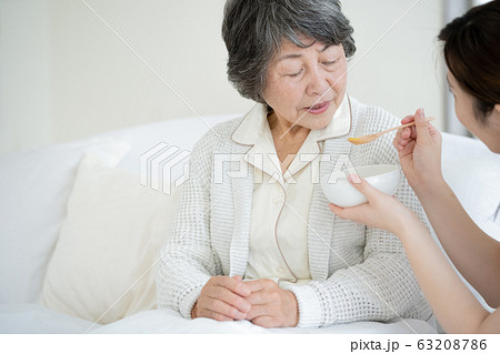 介護　シニア　食事 63208786