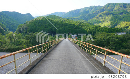 四国霊場の遍路道と那賀川にかかる橋 63208798
