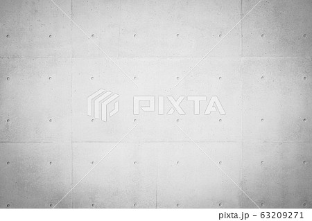 打ちっ放しのコンクリート壁の背景 モノクローム 周辺減光の写真素材