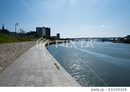 広島県の川沿いの風景 広島県の川沿いの風景 63209308