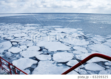 オホーツク海の流氷 63209325
