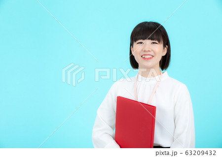 オフィスで働く女性 オフィスで働く女性 63209432