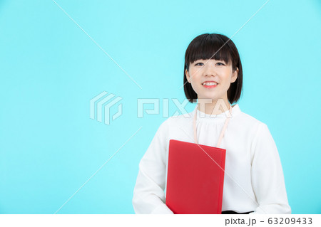 オフィスで働く女性 オフィスで働く女性 63209433