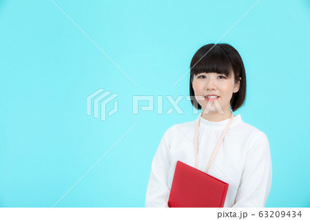オフィスで働く女性 63209434