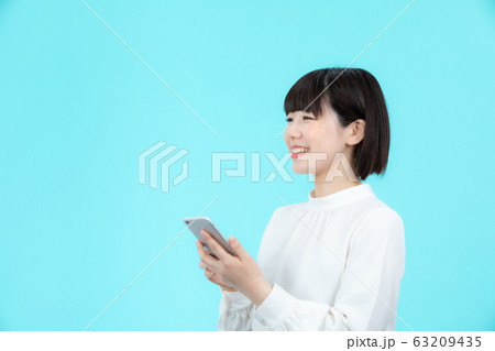 スマートフォンをもつ女性 63209435