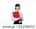 ファイルを持つ女性 63209452