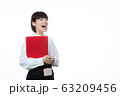ファイルをもつ女性 63209456