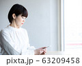 カフェでたたずむ女性 63209458