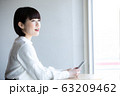カフェでたたずむ女性 63209462