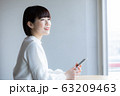 カフェでたたずむ女性 63209463