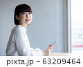 カフェでたたずむ女性 63209464