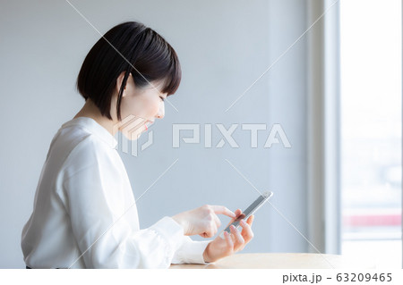 カフェでたたずむ女性 カフェでたたずむ女性 63209465