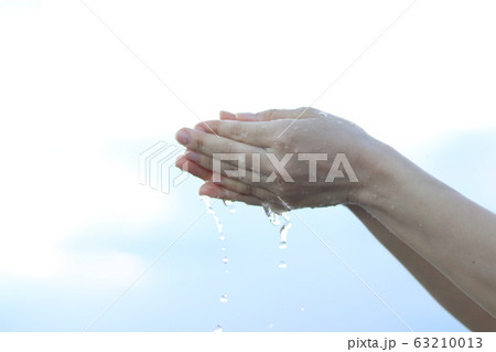 手からこぼれる水の写真素材 [63210013] - PIXTA