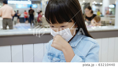 girl wear mask and cough 63210440