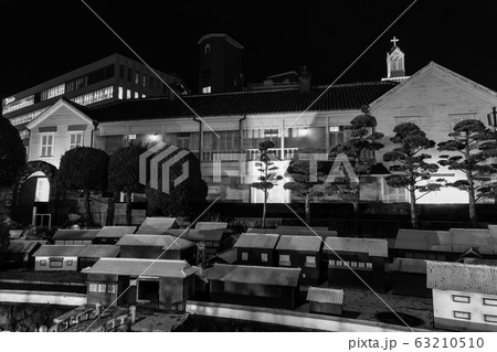 長崎出島　和蘭商館跡の夜景　モノクロ　【長崎市】 63210510