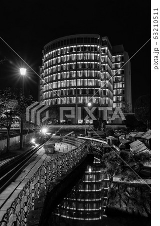 長崎出島　和蘭商館跡の夜景　モノクロ　【長崎市】 63210511