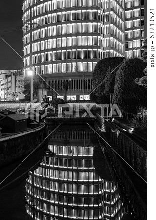 長崎出島　和蘭商館跡の夜景　モノクロ　【長崎市】 63210521