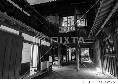 長崎出島 和蘭商館跡の夜景 モノクロ 【長崎市】 長崎出島 和蘭商館跡の夜景 モノクロ 【長崎市】 63210525