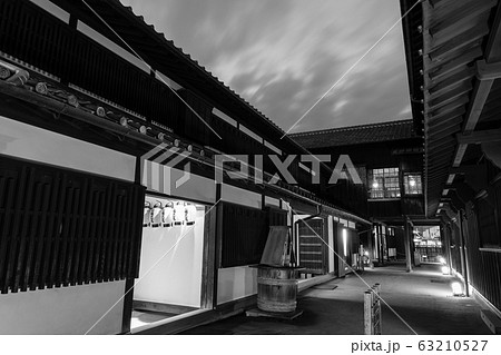 長崎出島　和蘭商館跡の夜景　モノクロ　【長崎市】 63210527