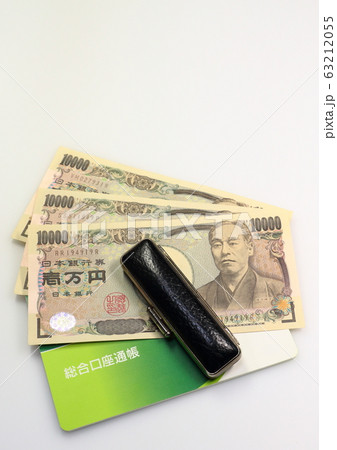 一万円札と通帳（3万円） 63212055