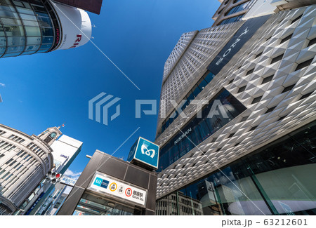 日本の東京都市景観　東京・銀座（東日本大震災9年・新型コロナ）青空・このあと暗雲が迫る＝11日 63212601