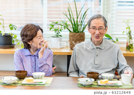 シニア夫婦の食事シーン シニア夫婦の食事シーン 63212649