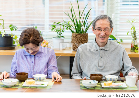 シニア夫婦の食事シーン シニア夫婦の食事シーン 63212676