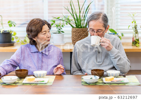 シニア夫婦の食事シーン 63212697