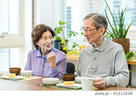 シニア夫婦の食事シーン 63212698