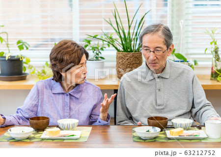 シニア夫婦の食事シーン シニア夫婦の食事シーン 63212752