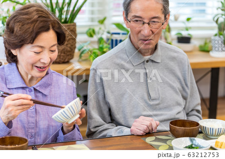 シニア夫婦の食事シーン シニア夫婦の食事シーン 63212753
