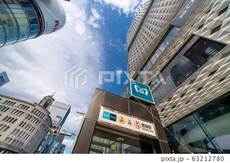 日本の東京都市景観　東京・銀座（東日本大震災9年・新型コロナ）上空に突然暗雲が迫る＝11日 63212780