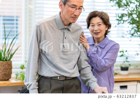 シニア夫婦の食事シーン 介護 シニア夫婦の食事シーン 介護 63212837
