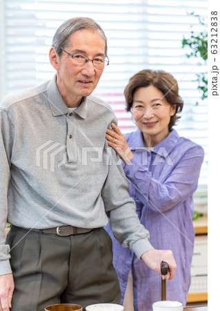 シニア夫婦の食事シーン 介護 シニア夫婦の食事シーン 介護 63212838