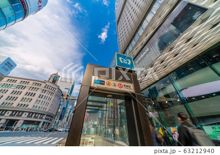 日本の東京都市景観　東京・銀座人混み（東日本大震災9年・新型コロナ）上空に突然暗雲が迫る＝11日 63212940